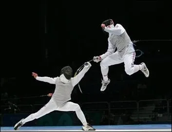 (Sport) Quelle est la langue utilisée pour arbitrer les duels d'escrime lors des rencontres internationales, comme celles des Jeux olympiques ?