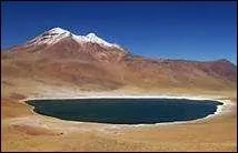 Par quelle montagne l'Équateur est-il traversé du Nord au Sud ?