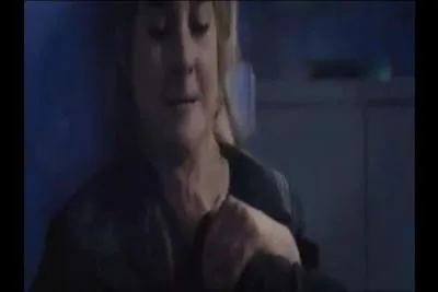 Les érudits vont malheureusement découvrir la divergence de Tris et Quatre. Comme Tris est blessée, la dirigeante des érudits ordonne qu'on la tue mais ils emmènent Quatre avec eux. Quand Tris le retrouve après que sa mère soit morte en la sauvant, il est ligoté et dans un état second. Comment réagit-il quand Tris le détache ?