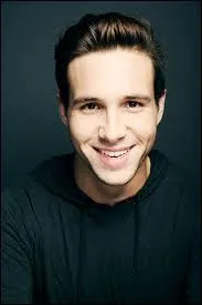 Damien a-t-il un tatouage ?