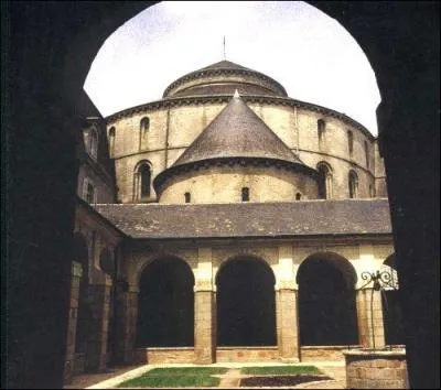 Dans quelle ville de Bretagne verrez-vous la seule église de la région dont le plan s'est inspiré de l'église du Saint-Sépulcre de Jérusalem?