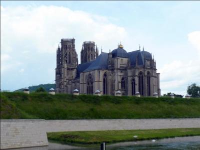 La ville de Toul en Meurthe-et-Moselle est fière à juste titre de sa belle cathédrale Saint-Pierre, chef-d'oeuvre de l'art gothique flamboyant, à l'intérieur , vous verrez de magnifiques orgues que l'on doit à :