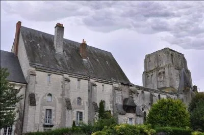 Dans quel département devrez-vous vous rendre pour visiter Cormery dont l'ancienne abbaye conserve une tour, le logis du prieur et le logis abbatial et n'oublions pas d'y savourer de délicieux macarons?
