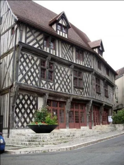 Sous quel nom est connue cette maison ancienne visible lors de votre passage à Chartres?
