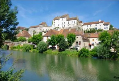 Quel est ce pittoresque bourg de Haute-Saône dominant les eaux de l'Ognon où vous pourrez visiter la jolie église Saint-Hilaire?