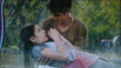 Pourquoi Violetta est-elle dans les bras de Tomás ? (voir image)