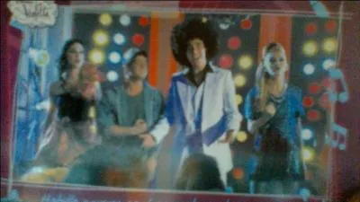 Qui a organisé cette soirée des années 80 ? (voir image)