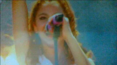 Quelle chanson chante Violetta sur cette image ?