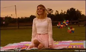 Pour l'anniversaire de Violetta quelle chanson lui chantent ses amis ?