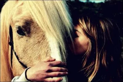 Pour conserver son équilibre assis qu'elle que soit l'allure, il faut :