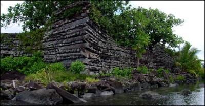 Des blocs de basalte, parfaitement taillés, forment une muraille disposée sur des rondins de bois. Où se trouve cette gigantesque construction de la ville mégalithique nommée Nam-Matal ?