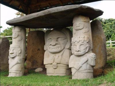 Des dolmens à couloir sont associés à ces statues monolithiques de gardiens de chambres funéraires. Où se trouve le site de San Agustin ?