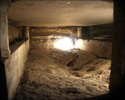 Ce sépulcre se trouve à Gethsémani. À qui était-il destiné selon des traditions éthiopienne et syriaque ?