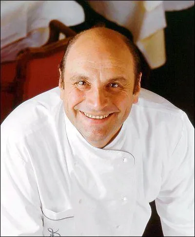 Des rumeurs ont circulé selon lesquelles son suicide était lié à la perte de sa troisième étoile au Guide Michelin et une rétrogradation au Gault-Millau ; ce grand cuisinier s'appelle :