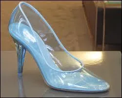 Dès que l'on voit cette pantoufle on pense tout de suite à...