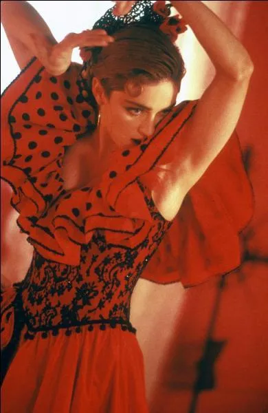 1987. "La brise tropicale sur l'île / La nature sauvage et libre / C'est là où je veux être / ..." ! Madonna veut être sur ... !