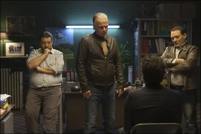 Après il se fait arrêter par la police, qui vient le libérer ?