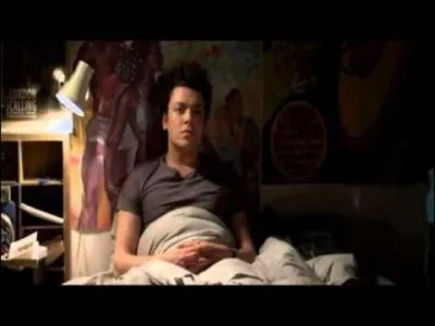 Sandra va embrasser Alex mais celui-ci a un problème. Lequel ?