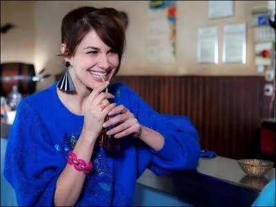 Antoine avait réussi à séduire la mère de Sandra, Monica. Il y a ...