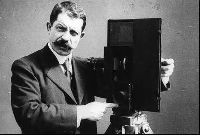 A l'origine de la société française de production qui porte son nom, qui est cet industriel décédé le 9 août 1946 ?