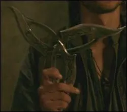 Comment s'appelle l'arme utilisée par les surs de l'obscurité ?