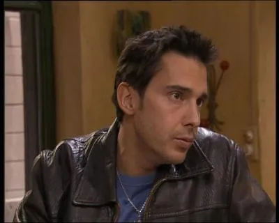 Vous avez pu voir cet acteur, si vous suivez la série depuis le début, dans le rôle de l'officier de police Nicolas Barrel, amant et compagnon de Thomas Marci !