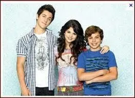 Dans "Les Sorciers de Waverly Place", qui fait le plus de bêtises ?