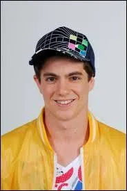 Comment s'appelle ce garcon qui fait craqué Nata?