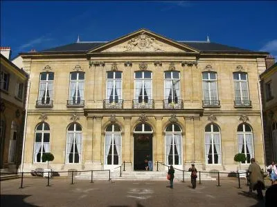 Politique : en mai 2014, suite à une nouvelle demande de coupes budgétaires dans le budget de la Défense, l'Élysée réussit à créer un événement sans précédents. De quel événement s'agit-il ?