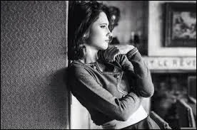 Sur la photo, apparaît...