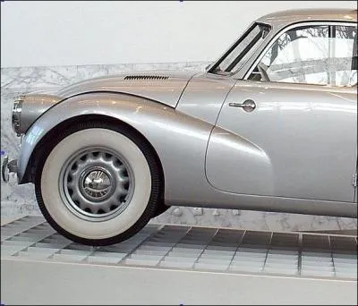 Le temps des espions : le profil avant de cette Tatra 87, dont la production a débuté en 1936, a un faux air de...