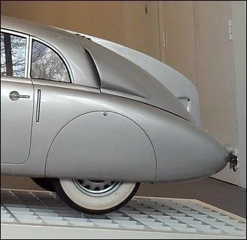 Quand à l'arrière de cette même voiture, il ne ressemble vraiment à rien, ne pensez-vous pas ?