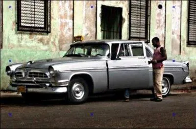 Vous allez me dire : mais que vient faire cette imposante Chrysler New Yorker Deluxe de 1956 dans ce quiz ?