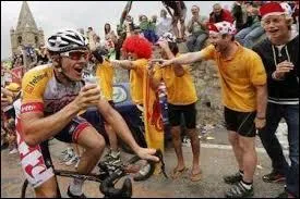 "Etre un couraillon" signifie :