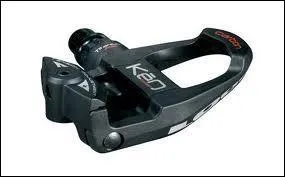 "En garder sous la pédale" signifie :