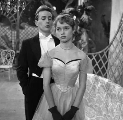 Dans cette pièce de théâtre intitulée "L'Invitation au château", l'auteur fait une critique assez féroce d'une classe bourgeoise dominée par l'argent et l'hypocrisie. De qui s'agit-il ?