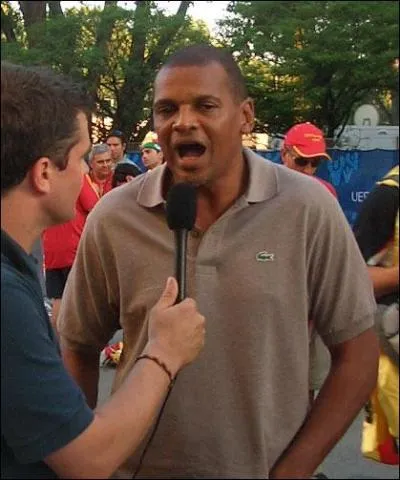 Si vous ne trouvez pas le nom de ce chanteur français, je suis sûr que vous en serez malade !