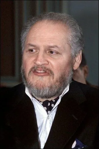 C'est par le surnom de cet homme que vous trouverez le surnom de ce chanteur français, mais ne soyez pas terrorisés !