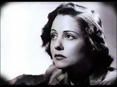 Née le 18 août 1901, on lui doit "Toujours la même chanson", "c'est ma rengaine", quelle est cette chanteuse célèbre de de l'entre-deux-guerres dont le plus grand succès est "Parlez moi d'amour" ?