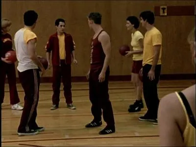 [Les Hyènes] : Pendant le cours de gym, à quoi jouent les élèves ?