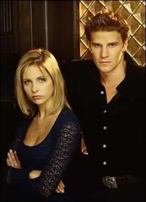 [Bienvenue à Sunnydale 1re et 2e partie] : Quel cadeau Angel fait-il à Buffy lors de leur première rencontre ?
