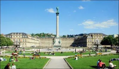La ville de Stuttgart est au sud de la ville de Francfort.