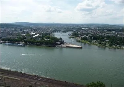 C'est à Cologne que le Rhin et la Moselle confluent.