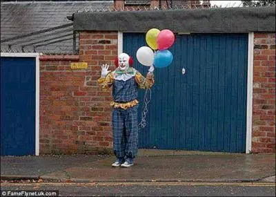 Quel doubleur, ayant doublé la voix d'Alfred, s'est fait connaître en traumatisant les spectateurs par le fait de prêter sa voix a Pennywise ?