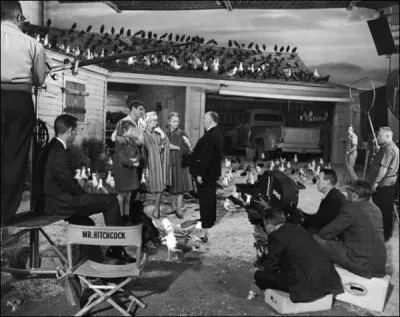 La scène est effrayante, les personnages tentent d'échapper à leurs ennemis durant une trêve, mais en fait, ils ne font que sortir d'un décor face à toute l'équipe... Quel est le film ?