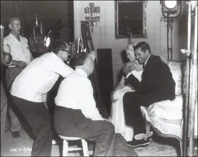 Où l'on voit que pour l'intimité d'une scène d'amour, entre Grâce Kelly et Cary Grant, les acteurs se trouvent en fait à quelques centimètres de l'équipe technique et du réalisateur... Quel est ce film ?