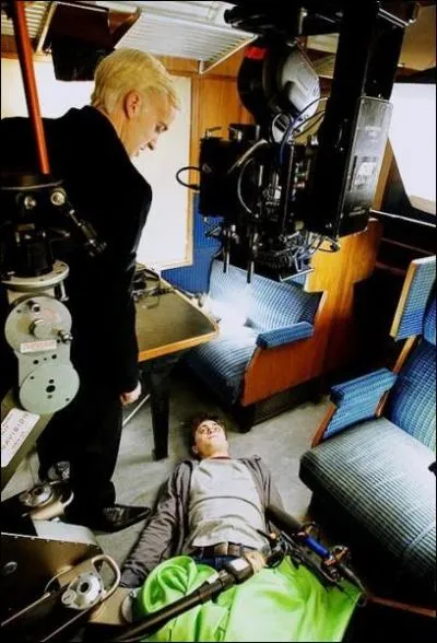 Quand, comme ici, le personnage se trouve en mauvaise posture, et doit le faire comprendre par le regard lancé à son partenaire, c'est en fait la caméra qu'il a pour partenaire... Quel est ce film ?