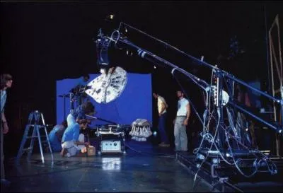 A l'écran tout semble bien réel, mais durant le tournage, maquettes et autres trucages exigent des acteurs et des techniciens bien des prouesses non décelables... Quel est le film ?