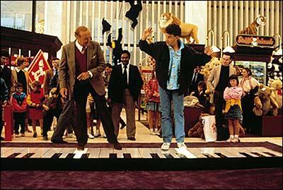 Quel est ce film dans lequel Tom Hanks et Robert Loggia danse et joue sur un piano géant ?