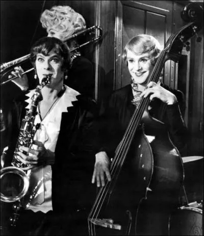 Tony Curtis et Jack Lemmon sont contraints de se camoufler dans un orchestre féminin. Tony joue du saxo, Jack de la contrebasse, mais Marilyn Monroe qui est Sugar, joue elle... ?